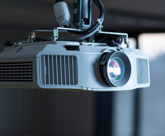Monta tu propio cine en casa con estos proyectores con los que